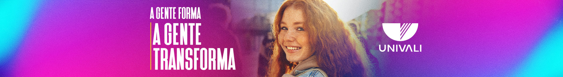 Imagem com fundo nas cores azul e rosa com uma menina de cabelo ruivo sorrindo ao meio, ao lado o logo da Univali em branco e a frase A gente forma, A gente transforma